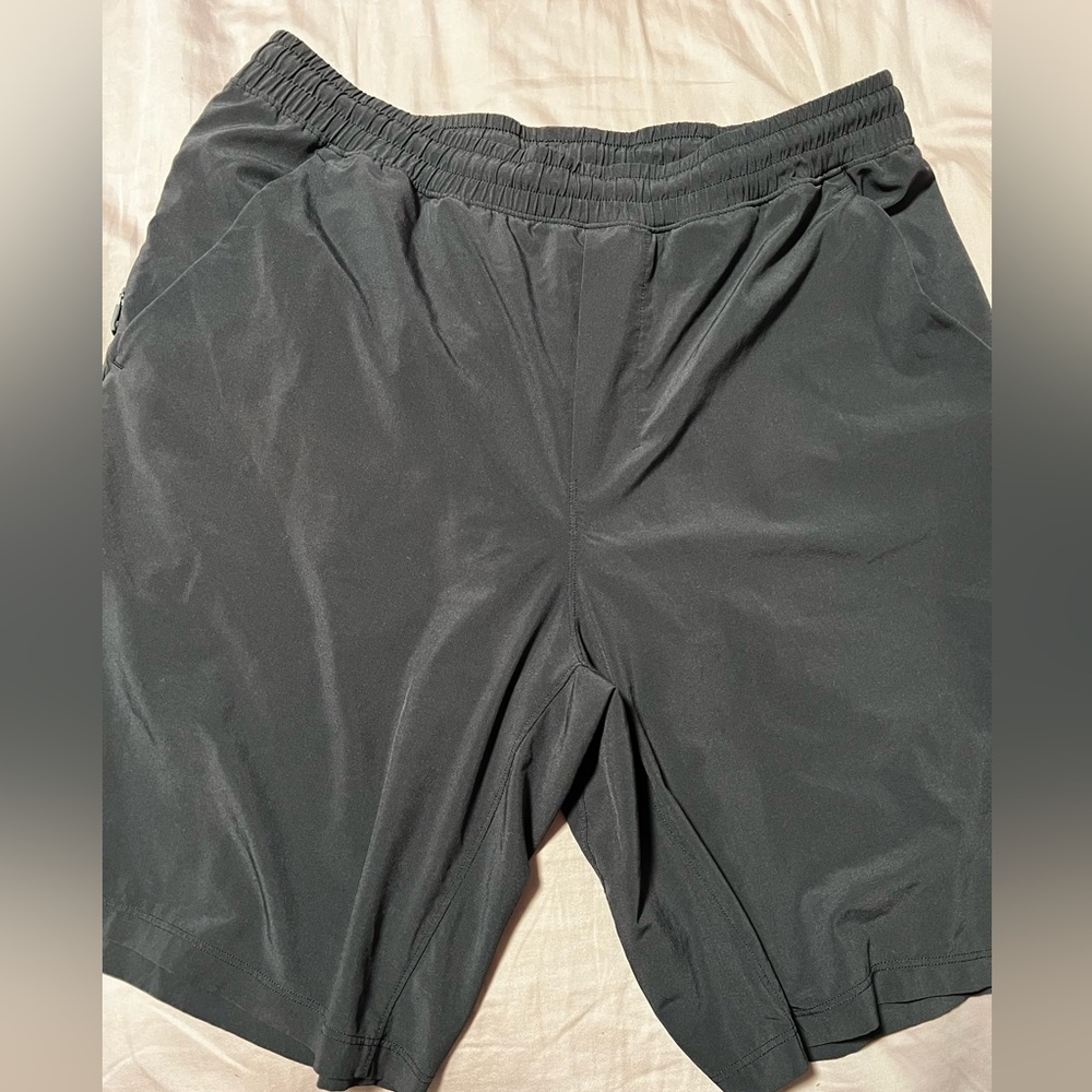 EUC MENS LARGE lululemon shorts in black